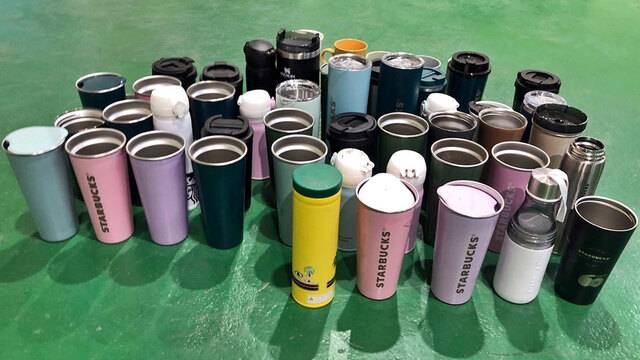 특허청 상표특별사법경찰이 단속 현장에서 발견한 커피 브랜드 스타벅스의 텀블러를 위조한 상품들. 특허청