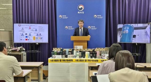정인식 특허청 산업재산보호협력국장이 15일 정부대전청사 기자실에서 기자간담회를 열어 위조 스타벅스 텀블러 단속 내용을 설명하고 있다. 연합뉴스