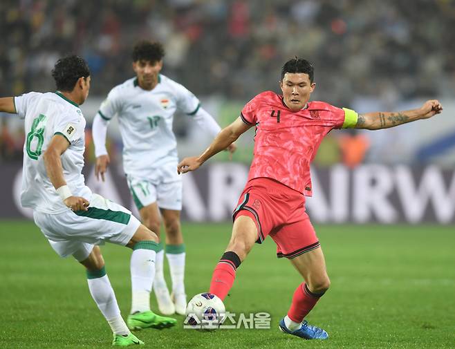 김민재가 15일 용인 미르스타디움에서 열린 2026 FIFA 북중미 월드컵 아시아 3차 예선 이라크와 경기에서 상대 드리블을 차단하고 있다. 2024. 10. 15. 용인 | 최승섭기자 thunder@sportsseoul.com