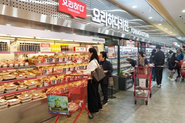 시민들이 롯데마트 제타플렉스 서울역점에서 즉석조리 식품을 둘러보고 있다. 롯데마트 제공