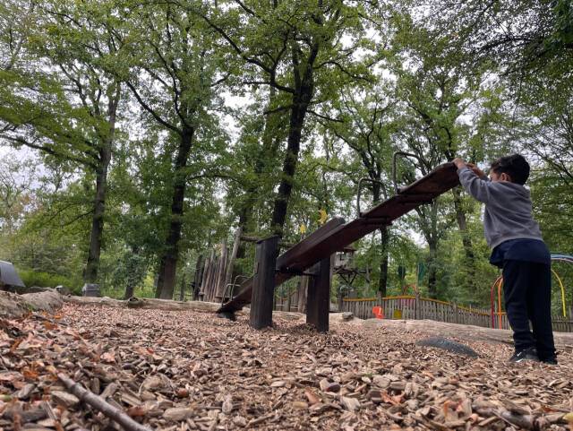 프랑크푸르트 중심부에 위치한 하인리히 크라프트 공원은 친환경 소재인 우드칩을 이용해 어린이 놀이터를 조성했다. 이지민기자