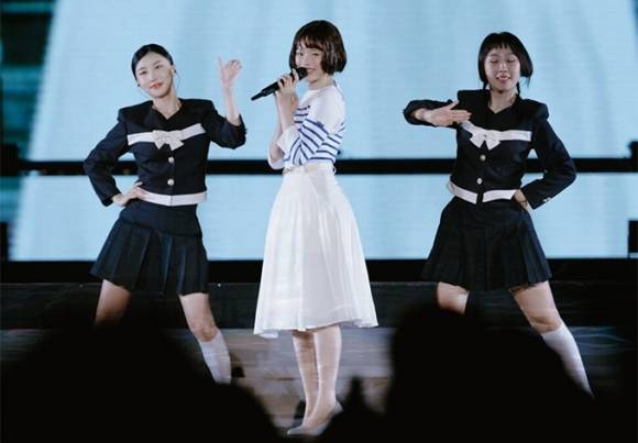 지난 7월 도쿄돔 팬미팅에서 ‘푸른 산호초’ 무대를 선보인 뉴진스 멤버 하니. 사진 어도어 제공