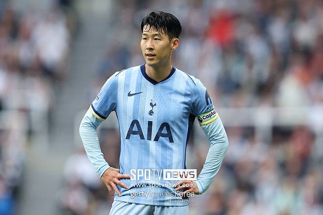 ▲ 스페인 언론 '카탈루냐 라디오'는 16일(한국시간) "바르셀로나가 손흥민을 자유계약(FA)으로 영입하는 방안을 고려하고 있다. 한지 플릭 감독은 이미 손흥민에 대해 많은 걸 알고 있다. 감독도 손흥민의 합류를 긍정적으로 볼 것이다"라고 보도했다. 스페인 매체 '엘 나시오날'도 바르셀로나의 스포츠 디렉터 데쿠가 손흥민 영입을 위한 협상을 이미 시작했다고 밝혔다. 바르셀로나는 최근 심각한 재정 문제로 인해 대규모 이적료를 지불하는 대신 FA 시장에서 능력 있는 선수들을 데려오는 방식을 택하고 있다.