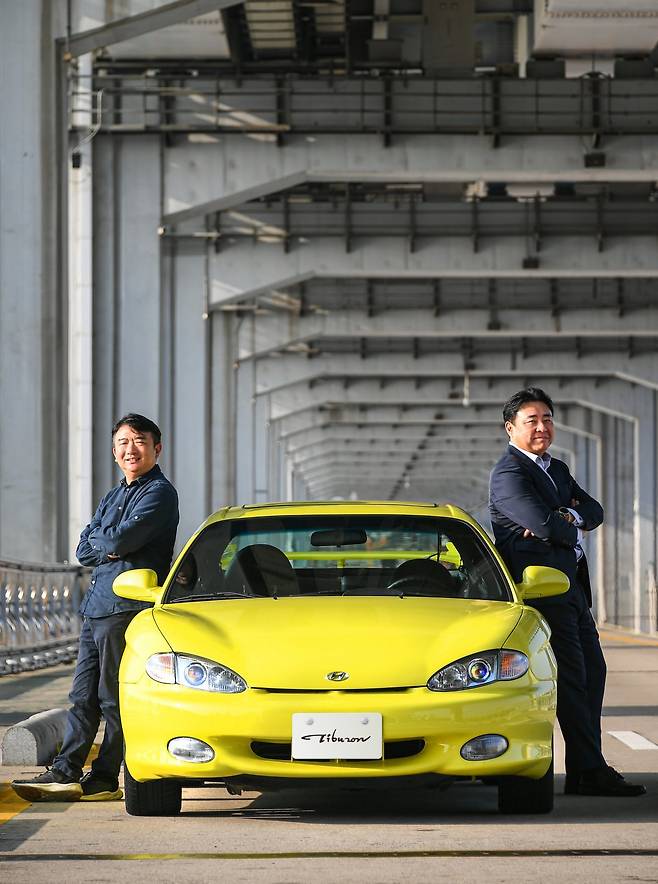 권규혁 현대차 브랜드헤리티지팀 책임매니저(왼쪽)와 허장혁 SEW유로드라이브코리아 대표가 17일 서울 서초구 반포한강공원에서 본보와 인터뷰를 진행하던 도중 ‘첫 국산 스포츠카’로 꼽히는 티뷰론 옆에서 포즈를 취하고 있다. 현대자동차 제공