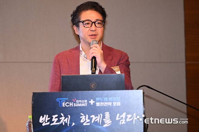 전자신문, 대한전자공학회, 차세대지능형반도체사업단, 한국PCB&반도체패키징산업협회, 한국마이크로전자 및 패키징학회, 한국반도체산업협회·한국반도체연구조합이 주최한 '전자신문 테크 서밋+반도체 패키징 발전전략 포럼'이 '반도체, 한계를 넘다'를 주제로 16일 서울 여의도 콘래드 호텔에서 이틀 일정으로 열렸다. 행사 이틑날인 18일 아베 히데노리 레조낙 전무가 '조인트2 컨소시엄 활동을 통한 첨단 패키징 소재 혁신'을 주제로 발표하고 있다. 김민수기자 mskim@etnews.com