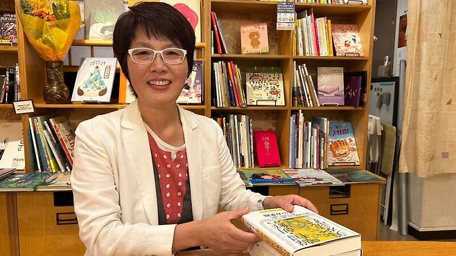 김승복 쿠온출판사 대표가 15일 도쿄 지요다구 진보초 고서점 거리에 있는 북카페 ‘책거리’에서 일본 내 한국 문학에 대해 설명하고 있다.
