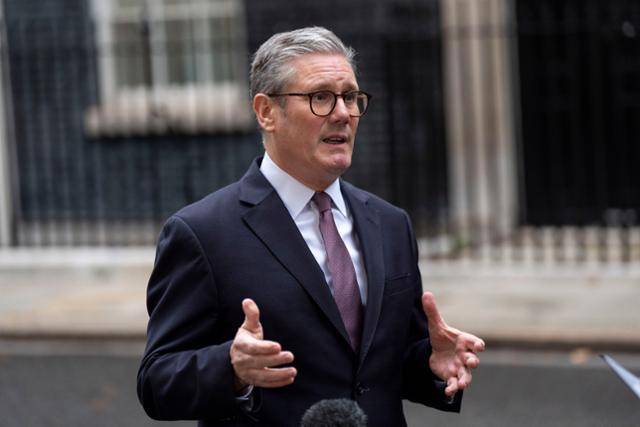 키어 스타머 영국 총리가 15일 런던 총리 관저 앞에서 기자회견을 하고 있다. 런던=AP 연합뉴스