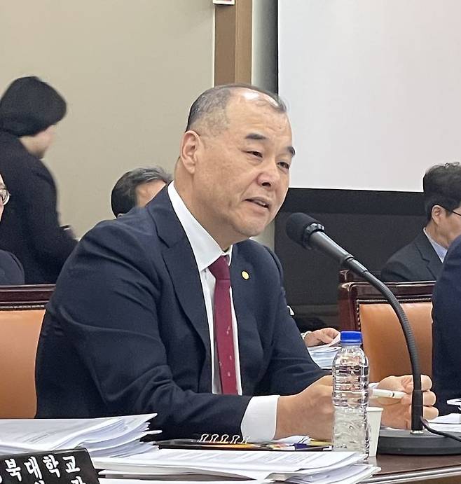 질의에 답변 중인 홍원화 경북대 총장 *재판매 및 DB 금지