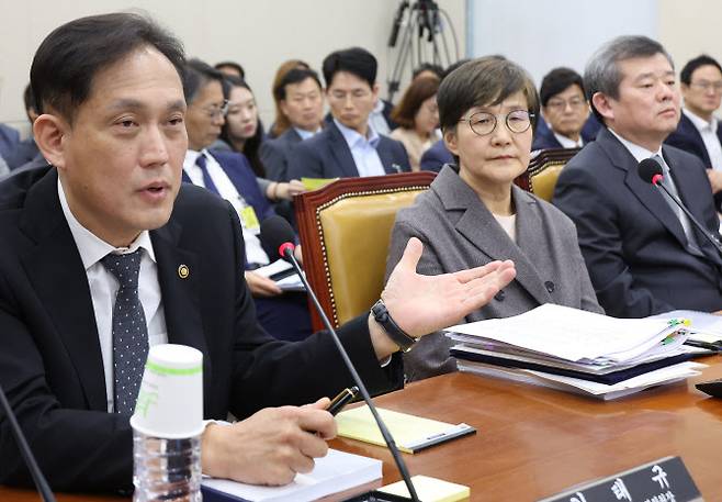 김태규 방송통신위원장 직무대행이 지난 14일 국회 과학기술정보방송통신위원회 국정감사에서 답변하고 있다.(사진=연합뉴스)