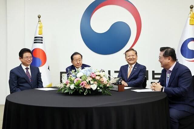 지난 6월 서울시 종로구 정부서울청사에서 열린 대구·경북 통합 논의 관계기관 간담회에서 이철우 경상북도지사(왼쪽부터), 홍준표 대구광역시장, 이상민 행정안전부 장관, 우동기 지방시대위원장이 머리발언을 하고 있다. 행안부 제공