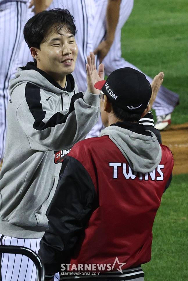 '2024 KBO 포스트시즌 플레이오프 3차전' LG-삼성전이 17일 서울 잠실야구장에서 열렸다. 삼성에 1-0 승리를 거둔 뒤 LG 임찬규가 염경엽 감독과 하이파이브를 하고 있다. /사진=김진경 대기자