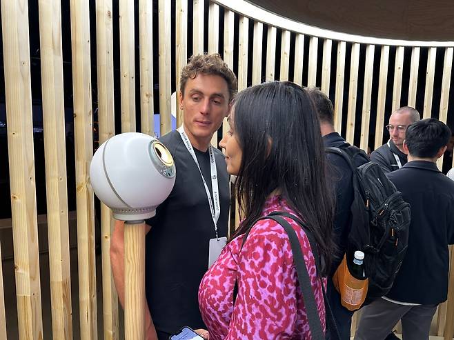 17일 미국 샌프란시스코에서 열린 '월드코인: 뉴월드' 행사에서 참가자가 오브를 사용해 홍채 등록을 하고 있다./오로라 특파원