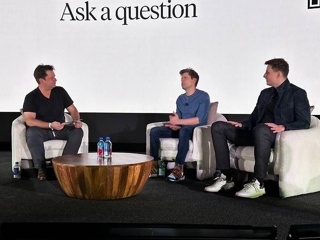 17일 미국 샌프란시스코에서 열린 월드코인의 글로벌 행사 '새로운 세상'에서 대담하는 샘 올트먼(가운데) 및 알렉스 블라니아(오른쪽) TFH 공동창업자./오로라 특파원