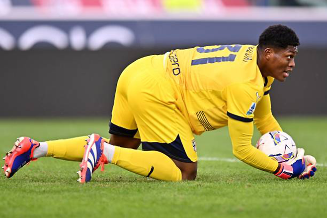 스즈키 자이온이 2024-25 이탈리아프로축구 세리에A 파르마 원정경기에서 볼로냐 공격을 저지한 후 전방을 주시하고 있다. 사진=Getty Images=연합뉴스 제공