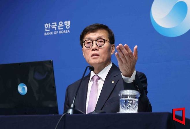 이창용 한국은행 총재가 11일 서울 중구 한국은행에서 금융통화위원회 기준금리 결정에 관한 기자간담회를 갖고 있다. 한국은행은 지난 2021년 8월 0.25%포인트 인상과 함께 시작한 통화 긴축 기조를 끝내고 0.25%포인트 내리며 3년 2개월 만에 완화 쪽으로 돌아섰다. 사진=사진공동취재단