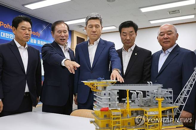 "시추 설비가 이겁니다" (포항=연합뉴스) 손대성 기자 = 5일 경북 포항시청에서 열린 한국석유공사 상호발전협력센터 개소식에서 이강덕 포항시장이 김동섭 공사 사장으로부터 시추 계획을 듣고 있다. 2024.9.5 sds123@yna.co.kr