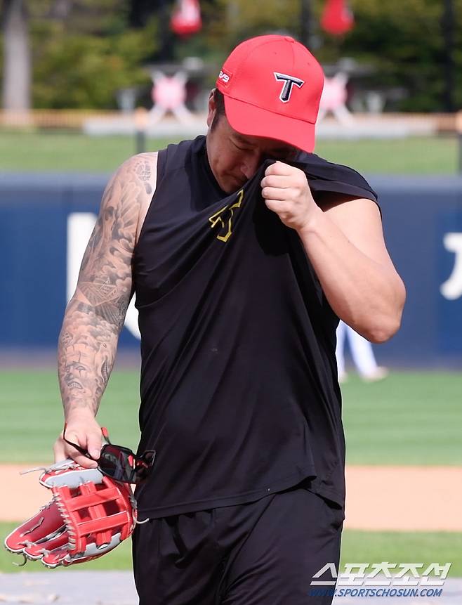 23일 광주 기아 챔피언스필드. 1군 엔트리에서 빠진 최형우가 경기장에 나와 선수들의 훈련을 돕고 있다. 광주=정재근 기자 cjg@sportschosun.com/2024.9.23/