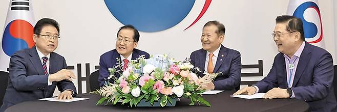 지난 6월 이철우(왼쪽부터) 경북도지사와 홍준표 대구시장, 이상민 행정안전부 장관, 우동기 지방시대위원회 위원장이 정부서울청사에서 간담회를 열고 대구·경북 통합 추진 방안을 논의하고 있다. /장련성 기자
