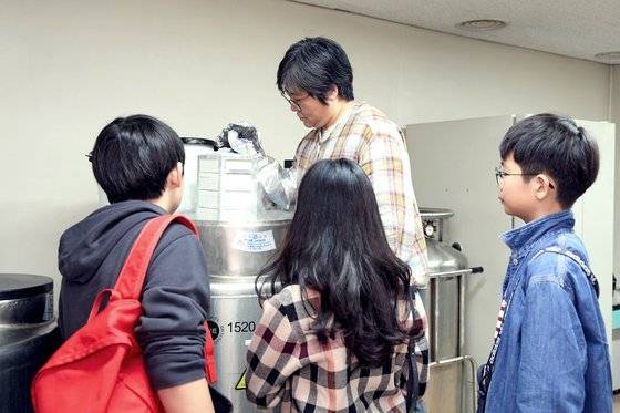 이윤혜 연구관이 액체 질소 냉각기에서 보관 중이던 버섯 유전자원을 보여줬다.