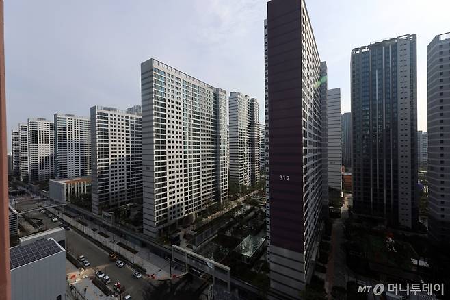 (서울=뉴스1) 황기선 기자 = 단군 이래 최대 재건축 단지로 꼽히는 서울 강동구 올림픽파크포레온(둔촌주공) 입주가 한 달여 앞으로 다가왔다. 업계에 따르면 올림픽파크포레온 세대수는 총 1만 2032세대에 달한다. 1만 세대 이상의 아파트 단지가 조성되는 것은 이번이 처음으로, 기존 최대 규모는 송파구 헬리오시티(9510세대)였다. 사진은 17일 서울 강동구 올림픽파크포레온의 모습. /사진=뉴스1 /사진=(서울=뉴스1) 황기선 기자