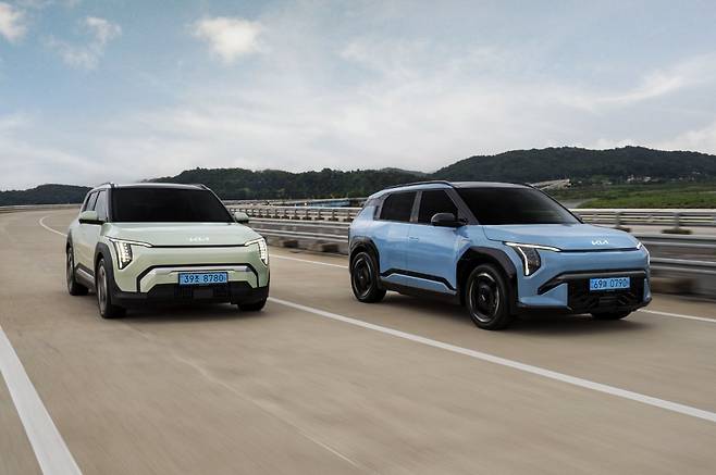 기아 EV3 롱레인지 모델은 완충시 최대 501km를 주행할 수 있다. 서울에서 부산은 물론, 땅끝마을 해남까지도 추가 충전 없이 도달할 수 있다. 거기에 균형잡힌 성능과 여유로운 공간, 합리적인 가격까지 갖췄으니 국민 전기차의 반열에 오를만하다. 사진제공 |기아