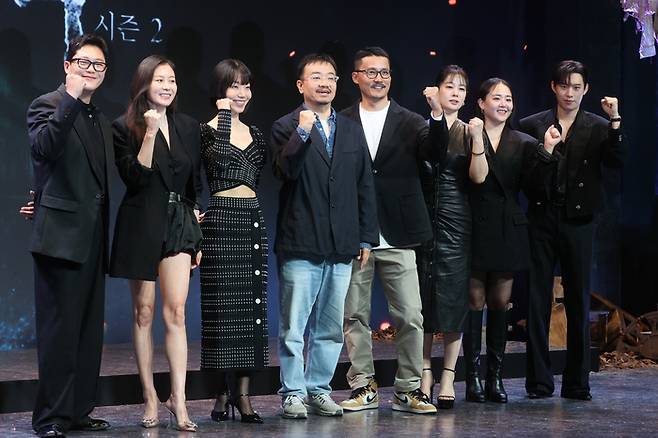 배우 임성재(왼쪽부터), 문소리, 김신록, 연상호 감독, 최규석 작가, 김현주, 문근영, 김성철이 21일 오전 서울 종로구 JW메리어트 동대문스퀘어 서울에서 열린 넷플릭스 ‘지옥’ 시즌2 제작발표회에서 포즈를 취하고 있다. 사진제공|연합뉴스