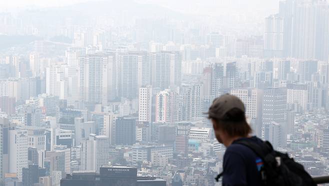 서울 남산에서 바라본 도심에 아파트 단지 모습이 보이고 있다./뉴스1