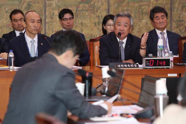 정진완(왼쪽) 대한장애인체육회 회장과 이기흥 대한체육회장이 22일 오전 서울 여의도 국회에서 열린 문화체육관광부 산하·유관기관 대상 국정감사에서 답변하고 있다. 뉴스1