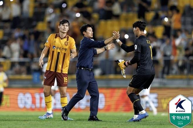 광주 FC 이정효 감독과 승리의 기쁨을 나누고 있는 김경민. 사진=한국프로축구연맹