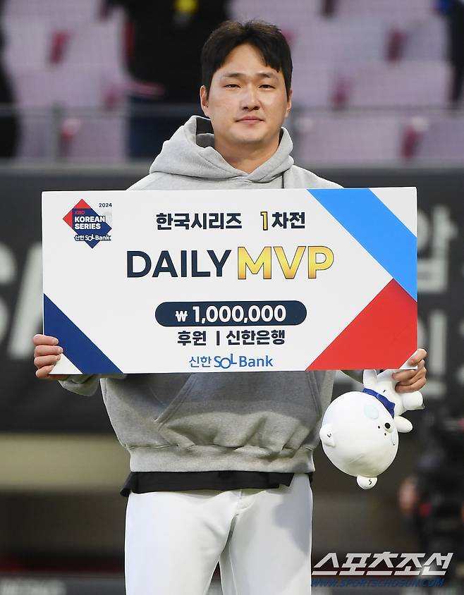 23일 광주 기아 챔피언스필드에서 열린 삼성과 KIA의 한국시리즈 1차전 서스팬디드 경기. KIA가 5대1 역전승을 거뒀다. 1차전 MVP에 뽑힌 전상현이 포즈 취하고 있다. 광주=정재근 기자 cjg@sportschosun.com/2024.10.23/