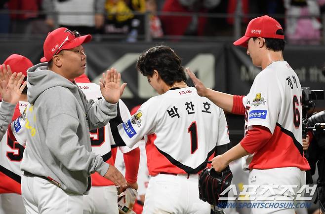 23일 광주 기아챔피언스필드에서 열린 한국시리즈 2차전 KIA 타이거즈와 삼성 라이온즈의 경기. 승리한 KIA 이범호 감독, 정해영이 기뻐하고 있다. 광주=박재만 기자 pjm@sportschosun.com/2024.10.23/