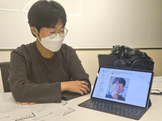 ▲김주희 팀 해일 대표가 17일 서울 서초구 변호사교육문화관에서 <프레시안>과 만나 신남성연대 네이버 카페에 게시된 자신의 합성물을 보고 있다. ⓒ프레시안(박상혁)