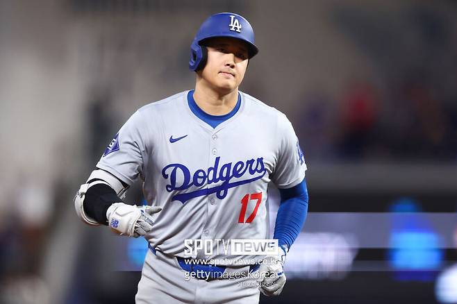 ▲ LA 다저스 오타니 쇼헤이가 지난 9월 20일 미국 플로리다주 마이애미에 위치한 론디포파크에서 열린 마이애미 말린스와의 방문 경기에서 1번 지명타자로 선발 출전해 홈런 3개 포함 6타수 6안타 10타점 4득점을 기록하는 맹활약을 펼쳤다. 사진은 오타니가 시즌 50호 홈런을 터뜨리면서 메이저리그 역대 최초 50홈런-50도루 기록을 세우는 모습이다.