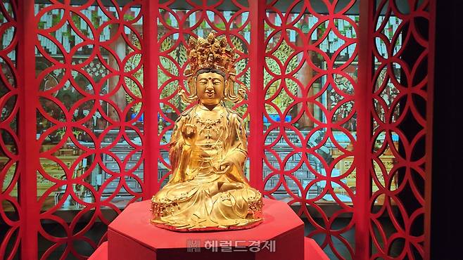 서울 조계사 옆 불교 중앙박물관에 전시된 용문사 금동관음보살상
