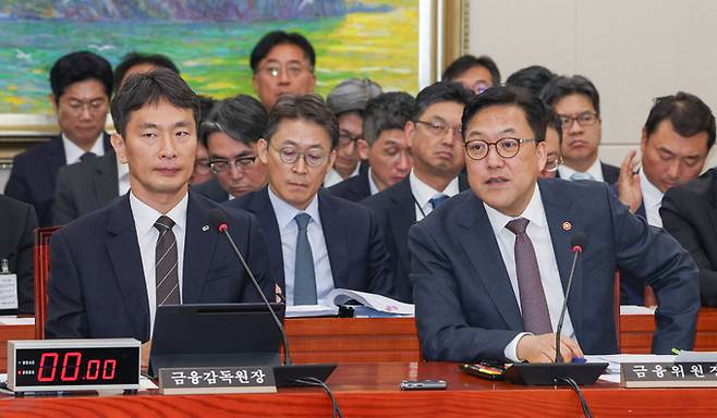 김병환 금융위원장이 24일 서울 여의도 국회 정무위원회에서 열린 금융위원회, 금융감독원에 대한 종합 국정감사에서 의원 질의에 답변하고 있다.