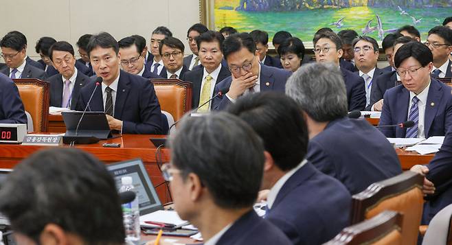 이복현 금융감독원장이 24일 서울 여의도 국회 정무위원회에서 열린 금융위원회, 금융감독원에 대한 종합 국정감사에서 의원 질의에 답변하고 있다.