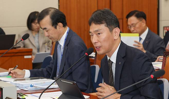 이복현 금융감독원장이 24일 서울 여의도 국회 정무위원회에서 열린 금융위원회, 금융감독원에 대한 종합 국정감사에서 의원 질의에 답변하고 있다.