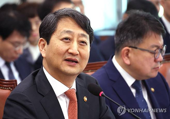 질의에 답하는 안덕근 장관 (서울=연합뉴스) 신준희 기자 = 24일 국회에서 열린 산업통상자원중소벤처기업위원회 국정감사에서 안덕근 산업부 장관이 의원 질의에 답하고 있다. 2024.10.24 hama@yna.co.kr