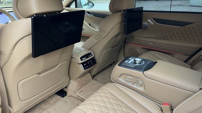 G80 전동화 차량에는 다양한 콘텐츠를 즐길 수 있는 두 대의 모니터가 설치됐다./사진=정민주기자