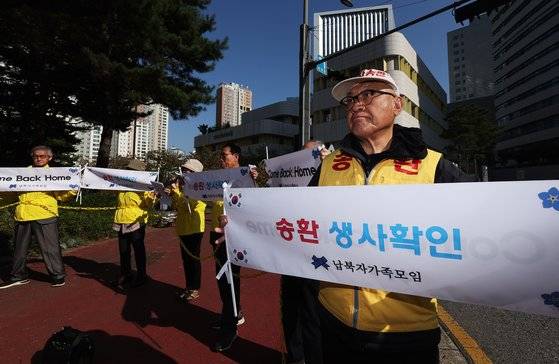 ‘납북자피해가족연합회’ 회원들이 24일 오후 경기도 수원시 영통구 경기도청 앞에서 대북 전단 제작과 살포 취지를 설명하는 기자회견을 하고 있다. 연합뉴스