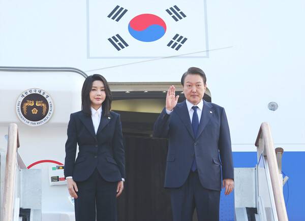 ▲2022년 11월 해외 순방길에 오르는 윤석열 대통령 부부. ⓒ연합뉴스