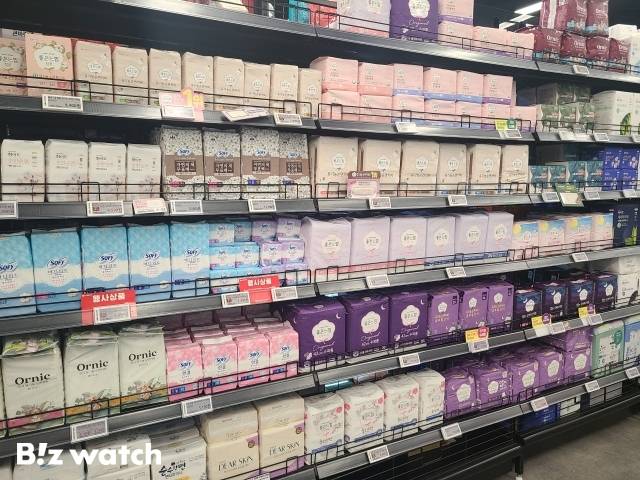 한 대형마트에 있는 생리대 매대 /사진=김지우 기자 zuzu@