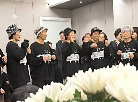 지난 16일 할매래퍼그룹 ‘수니와 칠공주’ 서무석 할머니 장례식장에서 나머지 멤버들이 랩 공연을 펼친 모습. 사진=뉴스1