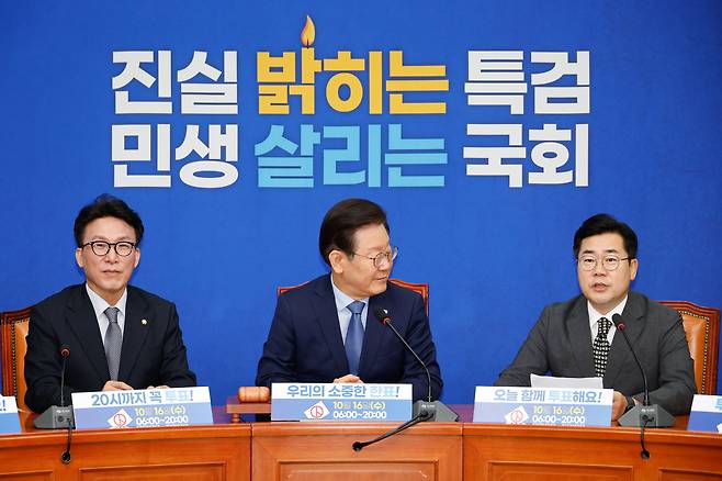 박찬대(오른쪽) 더불어민주당 원내대표가 지난 16일 국회에서 열린 최고위원회의에 참석해 모두 발언을 하고 있다. "그 오빠가 누구인지, 김건희 여사 직접 답해야 한다"고 말했다. /뉴스1