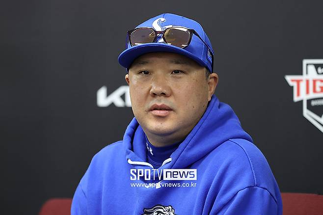 ▲ 박진만 삼성 라이온즈 감독이 29일 광주-기아 챔피언스필드에서 열린 2024 신한 SOL뱅크 KBO 포스트시즌 KIA 타이거즈와의 한국시리즈 5차전에 앞서 취재진과 인터뷰에 나서고 있다. ⓒ곽혜미 기자