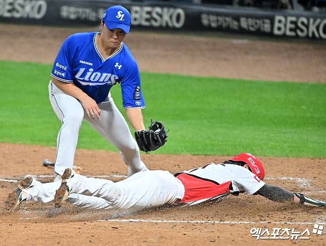 삼성 투수 김윤수는 28일 광주 기아챔피언스필드에서 열린 '2024 신한 SOL Bank KBO 포스트시즌' KIA와 한국시리즈(7전4승제) 5차전에서 구원 등판했다. 5회말 2사 만루 김도영을 상대로 폭투를 내줬고, 2실점 하며 동점을 허용했다. 광주, 김한준 박지영 기자