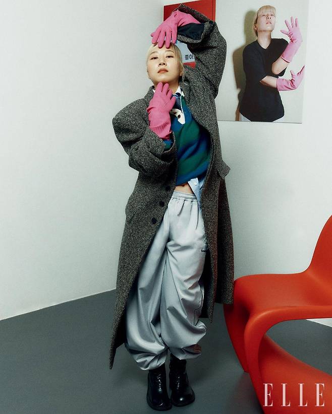 롱 코트는 Neu_In. 이너 웨어로 입은 셔츠는 Parisien’s Kyoto Trip. 스트라이프 폴로 니트는 Hands Eyes Heart. 팬츠는 Treetimes. 선글라스는 Cartier. 슈즈와 타이는 모두 스타일리스트 소장품.