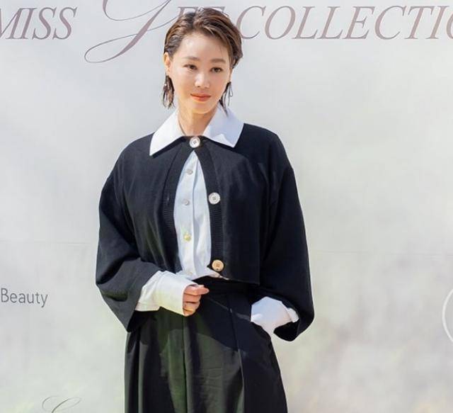 배우 김성령이 시크하면서도 모던한 스타일링을 선보였다. 김성령 SNS