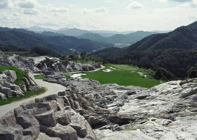 바위와 천혜의 자연 환경이 어우러져 풍광이 빼어난 스톤코스. 카스카디아