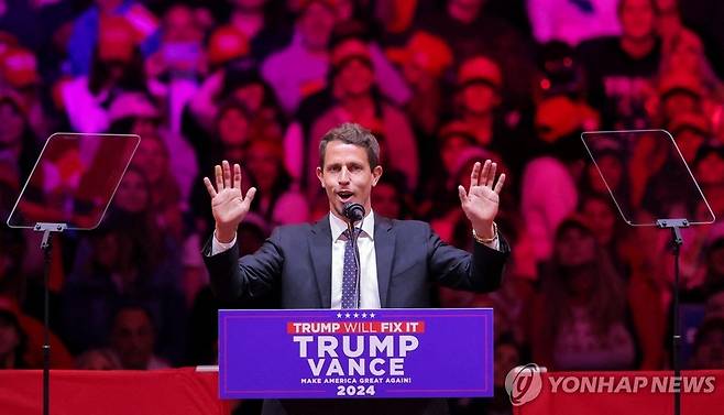 인종차별적 농담으로 논란이 된 코미디언 토니 힌치클리프 (뉴욕 로이터=연합뉴스) 코미디언 토니 힌치클리프가 27일(현지시간) 미국 뉴욕 매디슨스퀘어가든에서 도널드 트럼프 전 대통령을 지지하는 연설을 하고 있다. 2024.10.27 photo@yna.co.kr